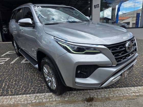 TOYOTA HILUX SW4 2.8 D-4D TURBO DIESEL SRX 7L 4X4 AUTOMÁTICO